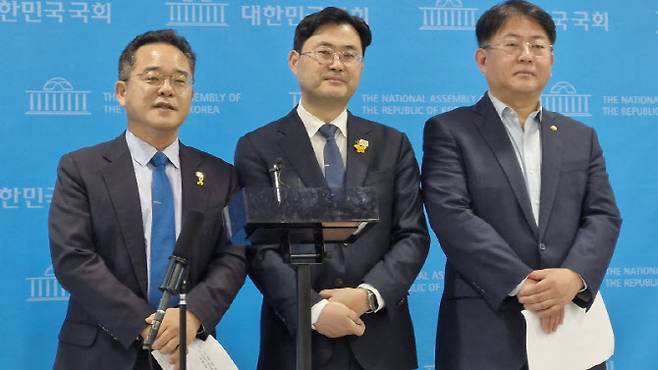 민주당 디지털자산태스크포스(TF) 위원장인 이정문 의원(가운데)과 민병덕 의원(맨왼쪽), 박민규 의원(맨오른쪽) 이 16일 서울 여의도 소통관에서 기자회견 직후 기자들과 만나 27일 국회 정무위원회 법안소위에 디지털자산기본법 법안이 상정돼야 한다고 말했다. 하지만 민주당 정책위원회와 정부는 5월 원구성 일정 등을 고려해 법안 상정을 늦춰도 된다는 입장이어서 27일 법안 상정이 불투명하다. 현재 국회에는 민병덕·이강일·박상혁 더불어민주당 의원의 디지털자산 종합법안과 안도걸·김현정 민주당 의원 및 김은혜 국민의힘 의원의 스테이블코인 특화 법안, 지난 9일 발의된 김성원 국민의힘 의원의 가상자산기본법 제정안 등 총 7건이 계류 중이다.(사진=이데일리 최훈길 기자)
