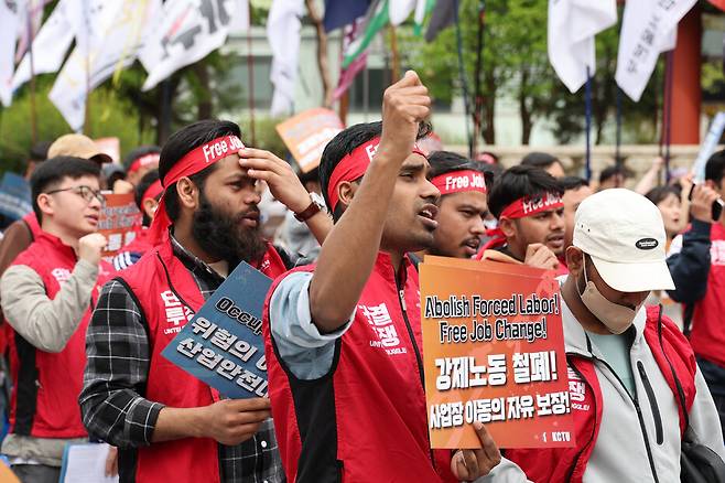 민주노총, 금속노조, 이주노조 등 조합원들이 2025년 4월27일 오전 서울 종로구 보신각 앞에서 열린 ‘2025 세계노동절 이주노동자 메이데이\' 집회에서 이주노동자 강제추방, 위험의 이주화 중단 등을 요구하며 집회를 하고 있다. 정용일 선임기자 yongil@hani.co.kr