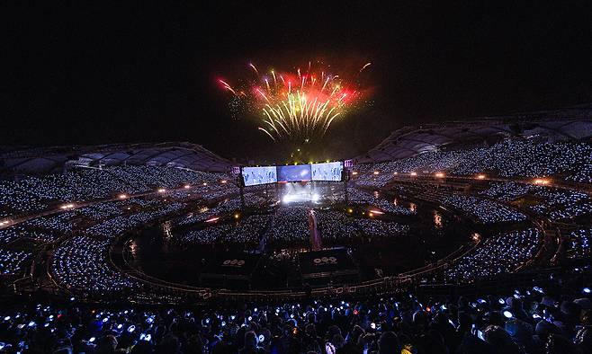 '방탄소년단'(BTS)이 지난 9일 경기 고양 고양종합운동쟝 주경기장에서 월드투어 '아리랑' 포문을 열고 있다. 빅히트 뮤직 제공