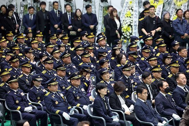 14일 전남 완도군 농어민문화체육센터에서 열린 순직 소방공무원 영결식에서 제복을 입은 소방공무원들이 슬픔에 잠겨있다. 뉴스1