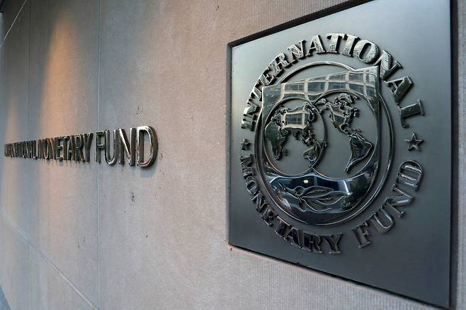 <YONHAP PHOTO-4196> FILE PHOTO: FILE PHOTO: International Monetary Fund (IMF) logo is seen outside the headquarters building in Washington, U.S., September 4, 2018. REUTERS/Yuri Gripas/File Photo/2026-03-28 12:23:59/<저작권자 ⓒ 1980-2026 ㈜연합뉴스. 무단 전재 재배포 금지, AI 학습 및 활용 금지>