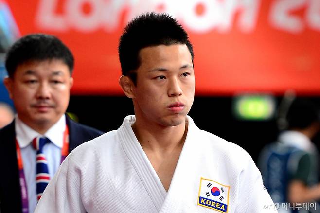 미성년자 제자를 성폭행한 혐의로 징역 6년형을 선고받은 전 유도 국가대표 왕기춘이 곧 만기 출소한다는 소식에 누리꾼들의 반응이 이어지고 있다. 사진은 왕기춘이 2012년 7월 30일 2012 런던 올림픽에서 남자 유도 73kg급 예선전 경기장에 입장하는 모습. /사진=런던=올림픽사진공동취재단