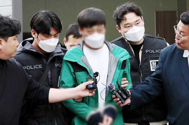 페인트 제거 작업을 하면서 화기를 사용해 냉동창고에 불을 낸 혐의(업무상실화)를 받는 중국 국적 불법체류자 A씨가 지난 14일 오후 전남 해남군 광주지방법원 해남지원에서 열린 구속 전 피의자 심문(영장실질심사)을 마친 뒤 법정 밖으로 나오고 있다. 해남=연합뉴스