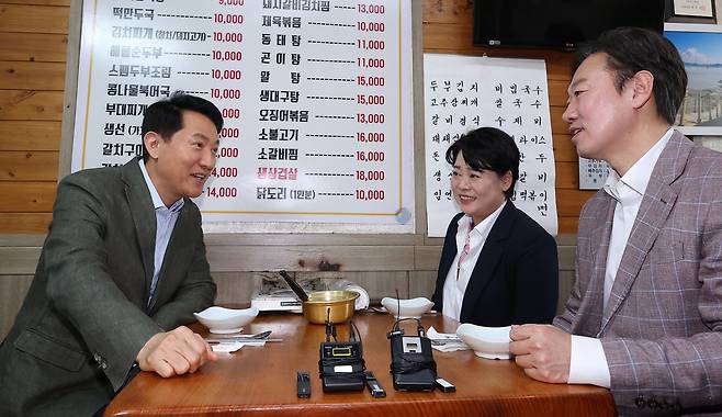 국민의힘 서울시장 후보인 오세훈(왼쪽부터) 서울시장이 19일 서울 종로구의 한 식당에서 서울시장 경선을 펼친 윤희숙 전 의원, 박수민 의원과 오찬을 하고 있다. 연합뉴스