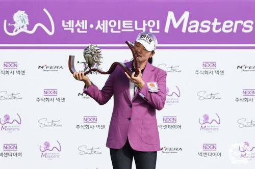 ◇원주 영서고 출신 김민선이 지난 19일 경남 김해 가야컨트리클럽에서 열린 KLPGA넥센 세인트나인 마스터스 2026에서 우승 트로피에 입을 맞추고 있다. 사진=연합뉴스