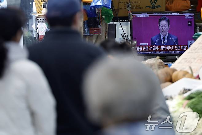2일 오후 서울 서대문구 인왕시장에서 상인들이 이재명 대통령의 26조2000억 원 규모 추가경정예산안 시정연설 TV 생중계를 틀어 놓고 있다. 2026.4.2 ⓒ 뉴스1 박정호 기자