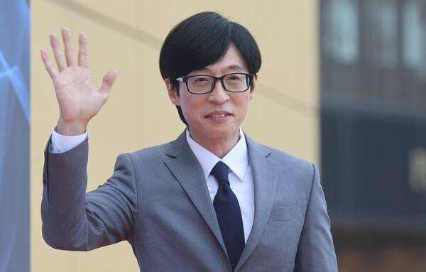 방송인 유재석이 지난달 제1호 청룡시리즈어워즈 레드카펫 행사에 참석하면서 손을 흔들어보이고 있다. 사진=연합뉴스 제공