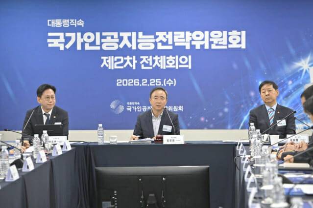 국가AI전략위가 지난 2월 25일 제2차 전체회의에서 공공 클라우드 전면 전환을 발표했다. (왼쪽부터) 배경훈 부총리 겸 과기정통부 장관, 임문영 국가AI전략위원회 부위원장, 구윤철 경제부총리 겸 재정경제부 장관 (사진=국가AI전략위원회)