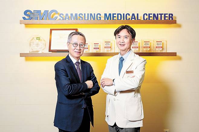 초대 심장뇌혈관병원장인 오재건(왼쪽) 교수와 현재 수장인 이상철 교수