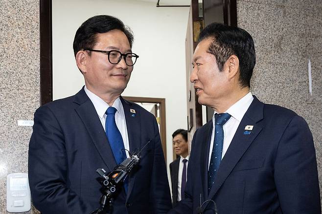 정청래 더불어민주당 대표가 지난달 5일 서울 여의도 국회에서 송영길 전 대표와 면담을 마치고 배웅하고 있다. 뉴스1