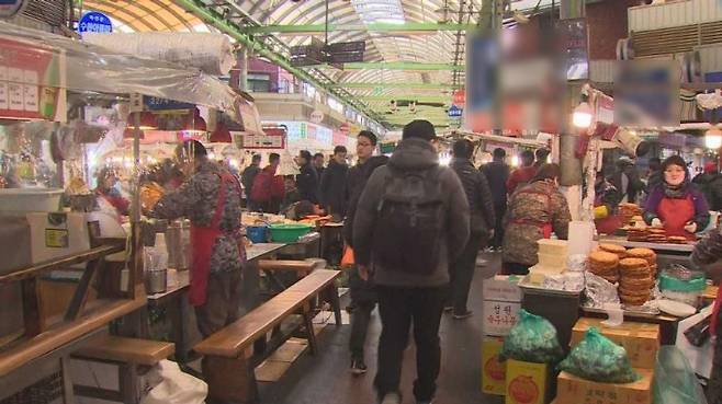 '바가지' 논란 광장시장 노점 골목. 연합뉴스