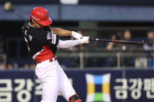KIA 김도영이 18일 잠실구장에서 열린 2026 KBO리그 정규시즌 두산전에서 투런 홈런을 치고 있다. 사진 | KIA 타이거즈