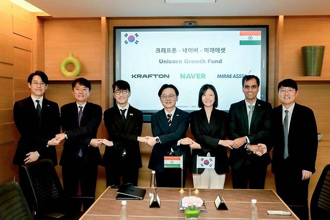 21일(현지시간) 인도 뉴델리에서 개최된 UGF 조성 기념 간담회에서 참석자들이 기념촬영하고 있다. 권태완 미래에셋 인도법인 CFO(왼쪽부터), 손현일 크래프톤 인도법인장, 김창한 크래프톤 대표, 김정관 산업통상부 장관, 최수연 네이버 대표, 푸닛 쿠마르 미래에셋 벤처 인베스트먼트 인디아 CEO, 구동현 네이버 부문장. 네이버 제공