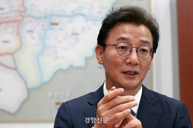 전재수 더불어민주당 부산시장 후보가 21일 국회의원회관에서 경향신문과 인터뷰하고 있다. 정효진 기자