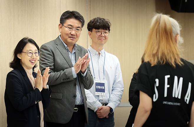 오승록 노원구청장이 21일 오후 서울 노원구 중계어르신센터 개관식에 참석해, 자세교정 모델워킹 프로그램 ‘시니어 패션모델 런웨이’를 참관하고 있다.