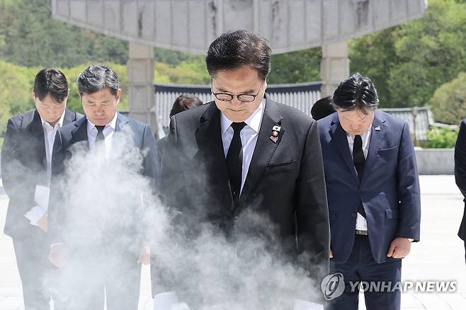 5·18 묘역서 참배하는 우원식 국회의장 (광주=연합뉴스) 김혜인 기자 = 우원식 국회의장이 21일 광주 북구 운정동 국립5·18민주묘지에서 참배하고 있다. 2026.4.21 in@yna.co.kr
