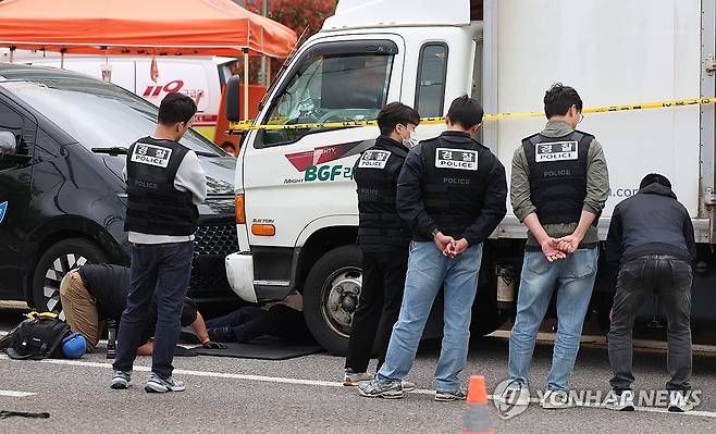 경찰, 진주 물류센터 집회 사고 화물차 조사 (진주=연합뉴스) 김동민 기자 = 경찰이 20일 경남 진주시 정촌면 BGF로지스 진주센터에서 화물연대 관계자 1명이 숨지고, 2명이 다친 사고와 관련해 현장에서 사고 차를 조사하고 있다. 2026.4.20 image@yna.co.kr