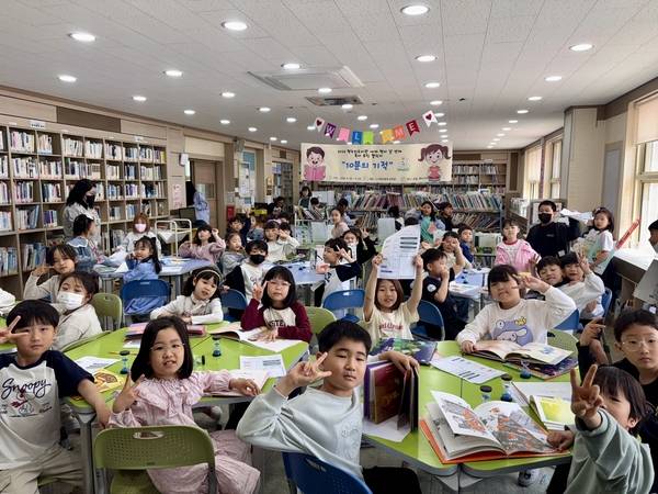 세계 책의 날을 맞아 독서교육 행사가 열린 김해 삼계초등학교에서 학생들이 독서 활동에 참여하고 있다. /김해 삼계초교