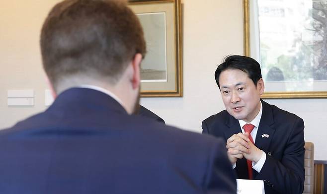 장동혁 국민의힘 대표 등 국민의힘 방미단이 지난 16일(현지시각) 미국 국무부 차관보를 만났다며 공개한 사진. 국민의힘 제공