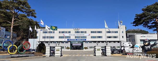 평창군이 행정안전부 주관 ‘2026년 사회연대 경제 혁신 모델 발굴·확산 사업’ 공모에 최종 선정되며 총사업비 국비 5억원 포함 10억원을 확보, 지역 청년들을 대상으로 ‘지역을 살리는 청년, 로컬 마케팅 전문가 양성사업’ 추진에 나섰다. 평창군청 모습. 전인수