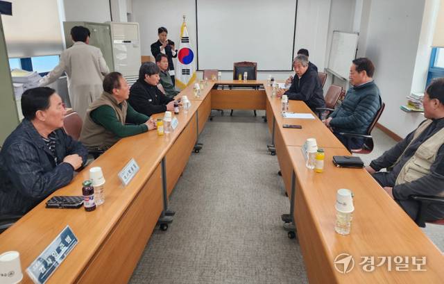 유정복 인천시장이 22일 인천 중구 연안부두 인천종합어시장에서 사업협동조합 임원진과 간담회를 하고 있다. 이병기기자