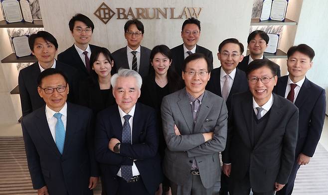 법무법인 바른 산업기술유출대응센터. 왼쪽부터 반시계 방향으로 임홍기 고문, 박창렬 변호사, 노만경 대표변호사, 김재형·고진원·최진혁·조재빈·백창원·강다롱·김영오(센터장)·고은영·김경연·최승환 변호사. 이승환 기자