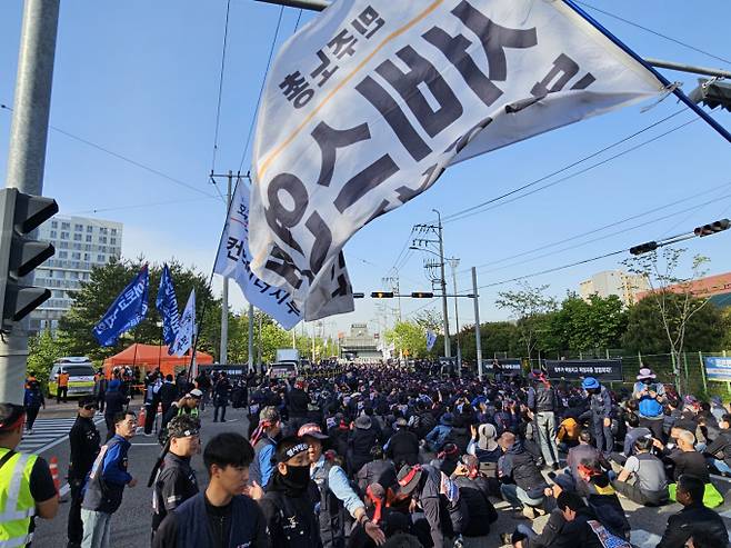 BGF로지스가 파업 현장 조합원 사망 사태 3일만에 화물연대와 실무 교섭에 착수했다. 유통업계는 이번 협상의 원청 사용자성 인정 여부에 촉각을 세우고 있다. 사진은 경남 진주 CU진주물류센터에서 열린 화물연대 집회 현장. /사진=뉴스1