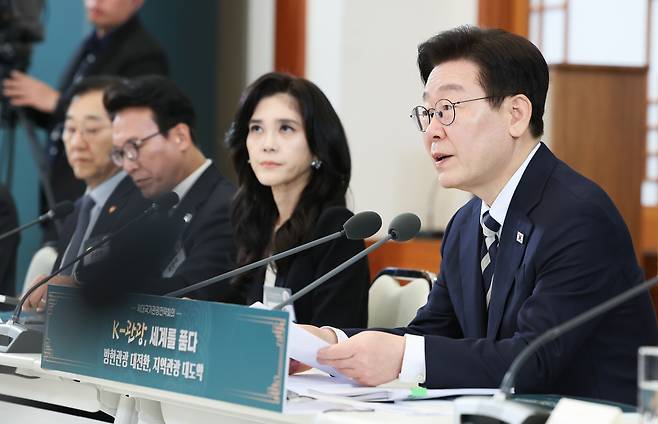 이재명(맨 오른쪽부터) 대통령이 2월 25일 청와대에서 열린 확대국가관광전략회의에서 발언하고 있다. 대통령 옆으로 이부진 한국방문의해위원장, 김민석 국무총리, 김윤덕 국토교통부 장관이 경청하고 있다. 연합뉴스
