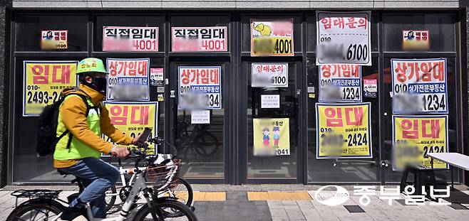 평택시가 도시 국제화 차원에서 도시기본계획에 반영한 '고덕국제화신도시'(고덕국제화계획지구) 사업이 지연되며 기회비용 상실 등의 문제가 불거진 가운데 23일 오전 고덕지구 일대 건물 공실에 임대 안내문에 붙어있다. 김경민기자