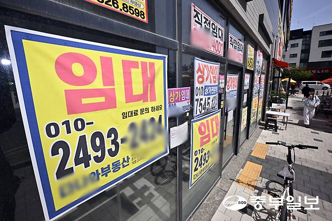 평택시가 도시 국제화 차원에서 도시기본계획에 반영한 '고덕국제화신도시'(고덕국제화계획지구) 사업이 지연되며 기회비용 상실 등의 문제가 불거진 가운데 23일 오전 고덕지구 일대 건물 공실에 임대 안내문에 붙어있다. 김경민기자