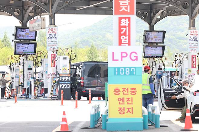 ▲4차 석유 최고가격제 발표를 앞둔 23일 서울의 한 주유소에서 운전자들이 휘발유 주유와 LPG 충전을 하고 있다. 사진=연합뉴스