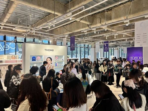 톰(THOME)의 뷰티 디바이스를 체험하기 위해 레페리 주관 일본 도쿄 'K-뷰티 셀렉트스토어'에 현지 소비자들의 방문이 이어지고 있다. ⓒ앳홈