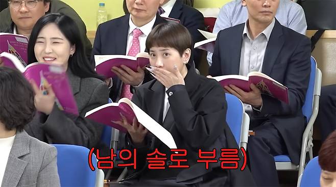 유튜브 채널 ‘개과천선 서인영’의 한 장면, 서인영이 성가대에서 연습하고 있다. 유튜브 갈무리