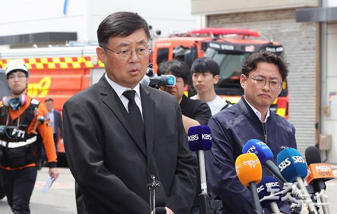 아리셀 공장 화재 당시 기자회견을 하고 있는 박순관 대표. 박종민 기자