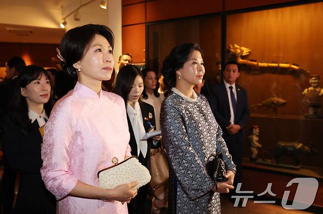 이재명 대통령과 베트남을 국빈 방문중인 김혜경 여사가 23일(현지시간) 하노이 민족학 박물관에서 열린 배우자간 친교행사에서 또 럼 베트남 공산당 서기장의 부인 응오 프엉 리 여사와 작품을 관람하고 있다. 김 여사가 입고 있는 옷은 응오 프엉 리 여사가 선물한 베트남 전통복장 아오자이다. 2026.4.23 ⓒ 뉴스1 이재명 기자