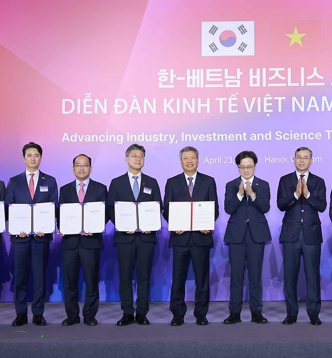 23일 베트남 하노이에서 열린 한-베트남 비즈니스포럼에서 SK가 베트남 정부기관과 AI 생태계 조성을 위한 업무협약(MOU)을 체결하고 있다. 사진은 왼쪽에서부터 추형욱 SK이노베이션 CEO, 부 꾸옥 후이 국가혁신센터(NIC)센터장, 정재헌 SK텔레콤 CEO, (왼쪽에서부터 5번째) 김정관 산업통상부장관, 응오 반 뚜언 베트남 재무부 장관.(SK 제공)