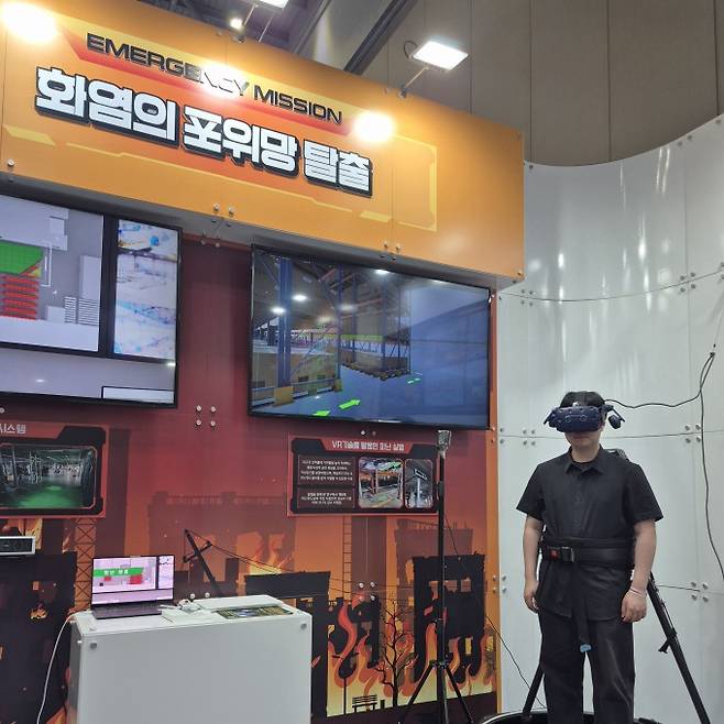 한국건설기술연구원 부스에서 가상현실(VR) 화재 대피 체험을 직접 해봤다. 임정우 기자 jjwl@donga.com