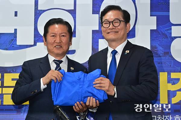 더불어민주당 인천 현장 최고위원회의가 열린 24일 오전 인천시 연수구 정지열 인천 연수구청장 후보 선거사무소에서 정청래 당대표가 송영길 전 당대표에게 파란 점퍼를 전달하고 있다. 2026.4.24 /조재현기자 jhc@kyeongin.com