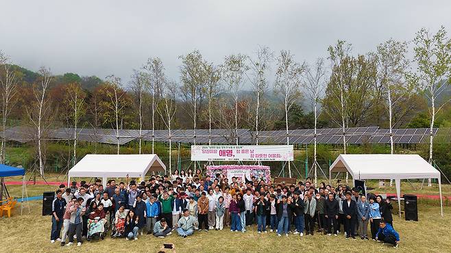 안동애명복지촌 장애인의 날 행사에 참여한 거주인과 가족들이 기념촬영을 하고 있다. /안동시 제공