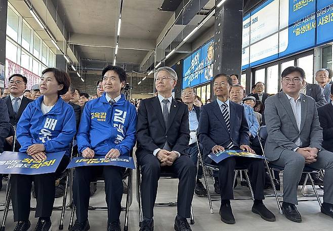 전남광주통합특별시의 초대 교육 수장을 선출하는 선거가 다가오면서 예비후보들이 잇따라 선거사무소와 후원회 사무실을 개소하며 세 결집에 박차를 가하고 있다. 사진은 김대중 예비후보 사무소 개소식 모습. 김대중 캠프 제공
