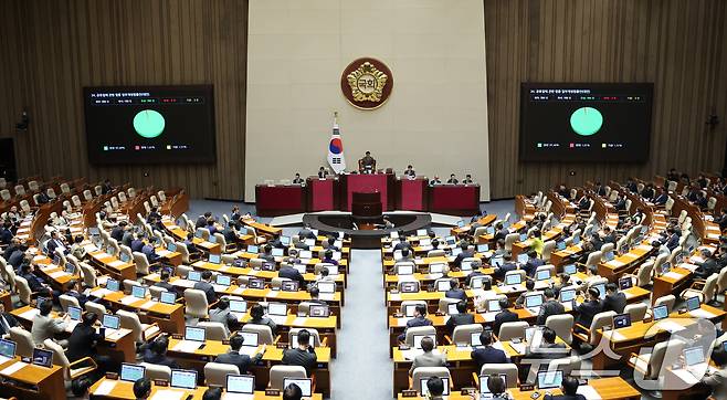 31일 서울 여의도 국회에서 열린 제433회국회(임시회) 제3차 본회의에 공휴일에 관한 법률 일부개정법률안(대안)이 통과되고 있다. 2026.3.31 ⓒ 뉴스1 이승배 기자
