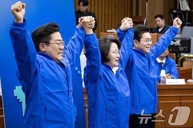더불어민주당 박찬대 인천시장 후보(왼쪽부터), 추미애 경기도지사 후보, 정원오 서울시장 후보가 23일 서울 여의도 국회에서 열린 더불어민주당 16개 광역단체장 후보 연석회의에서 결의를 다지고 있다. 2026.4.23 ⓒ 뉴스1 유승관 기자