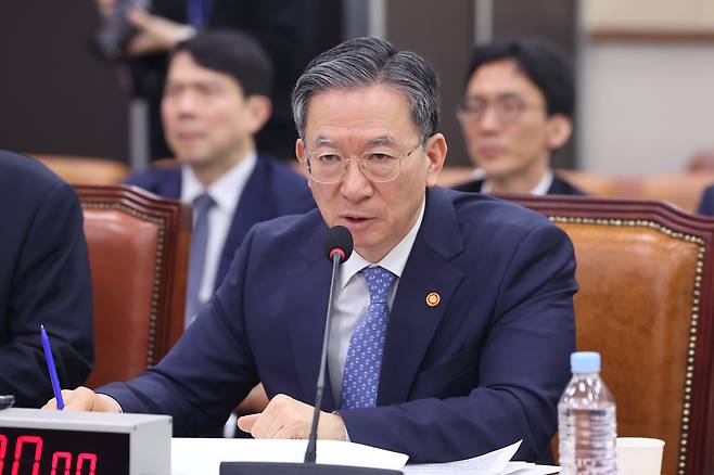 정성호 법무부 장관이 지난 3일 서울 여의도 국회에서 열린 윤석열정권정치검찰조작기소의혹사건진상규명국정조사특별위원회 전체회의에서 의원 질의에 답변하고 있다./뉴스1