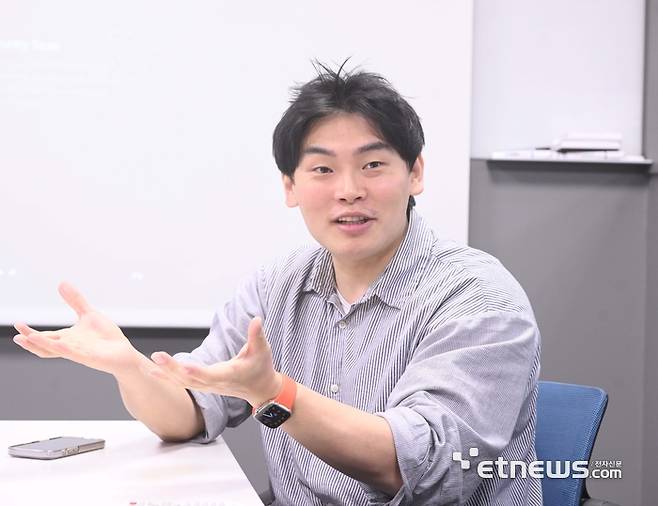 손주환 스틸리언 연구소장이 하반기 출시를 앞둔 AI 기반 취약점 분석 솔루션 '디퓨토(Diffuto·개발코드명)'를 소개하고, '클로드 미토스 프리뷰'가 촉발한 사이버 위협 경각심 고조에 대한 의견을 말하고 있다. (사진=박지호 기자)