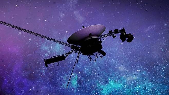 태양계를 벗어나 먼 우주를 비행하는 보이저 1호 상상도. 미국 항공우주국(NASA)은 전력 부족 상황에서 수명을 최대한 늘리기 위해 관측 장비를 순차적으로 끄고 있다. NASA 제공