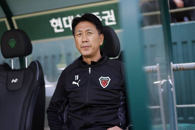 박태하 포항 감독이 26일 K리그1 전북 원정에 앞서 선수들을 지켜보고 있다. 사진제공|한국프로축구연맹