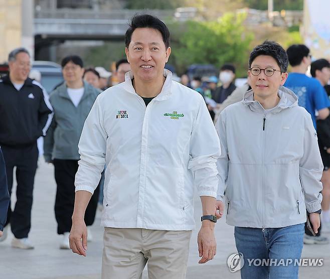 오세훈 서울시장(왼쪽), 김병민 서울시 정무부시장(오른쪽) (서울=연합뉴스) 류영석 기자 = 오세훈 서울시장이 26일 쉬엄쉬엄 모닝 행사가 열린 서울 잠수교를 걸어가고 있다. 2026.4.26 ondol@yna.co.kr