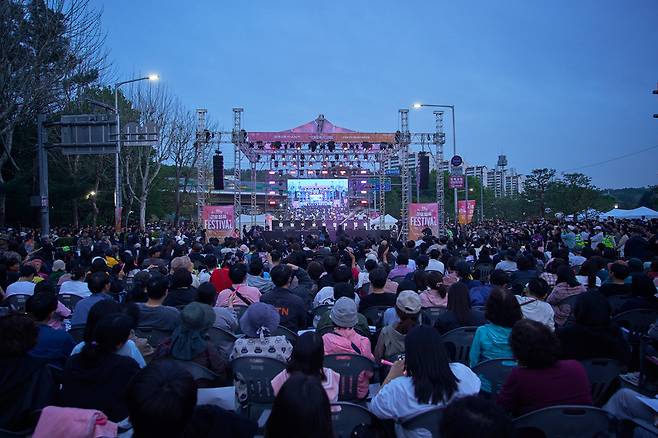 지난 18일 저녁에 열린 군포철쭉축제 개막식.