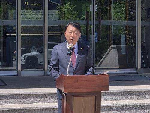 ◇최익순 강릉시의장은 지난 24일 강릉시의회 앞에서 기자회견을 열고 국민의힘 김홍규 강릉시장 예비후보를 공개적으로 지지했다. 강릉=권순찬기자