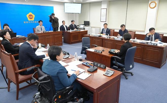 제주도의회 행정자치위원회 소속 하성용, 이남근, 송창권 의원은 27일 488회 임시회에서 1회 추경안 중 절반을 유보금으로 적립하는 문제를 집중 제기했다.